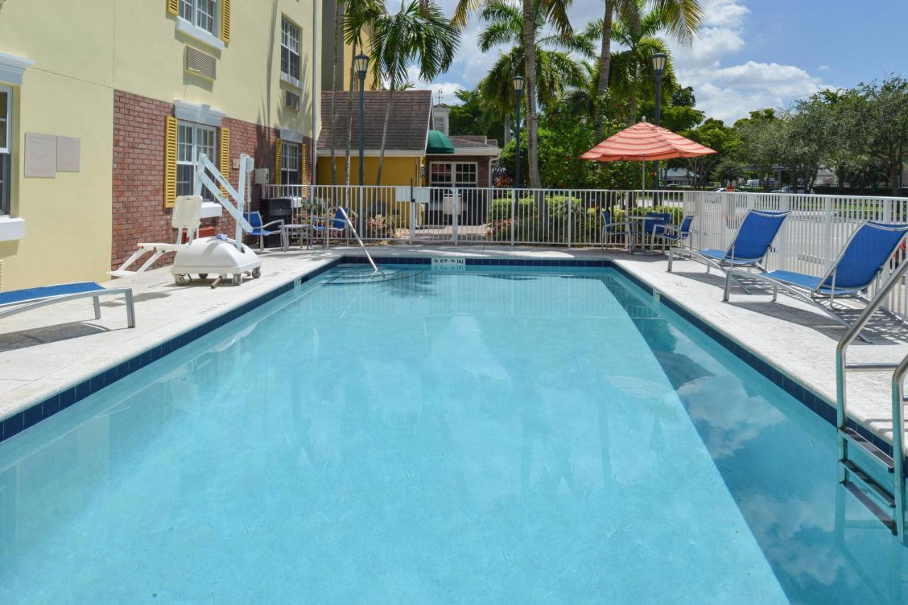 Candlewood Suites Miami Lakes By Ihg Extérieur photo